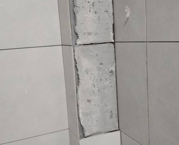 肇庆瓷砖空鼓维修公司分享下瓷砖施工前基层浇水润湿程度不足，可能导致以下问题