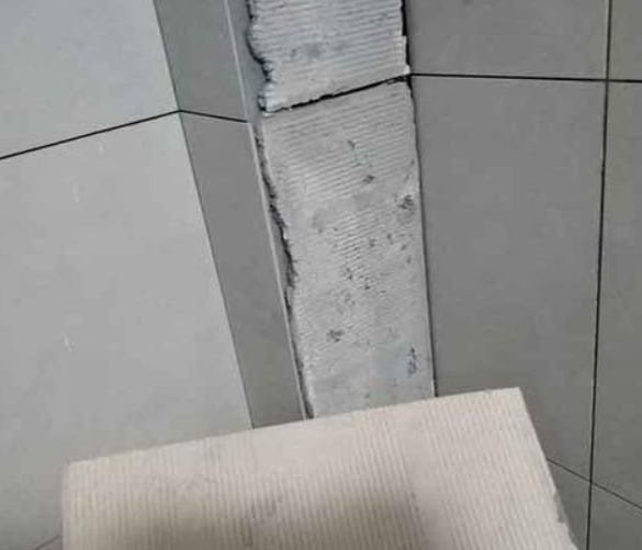 肇庆瓷砖空鼓维修公司分享下厨房瓷砖脱落的补救措施。
